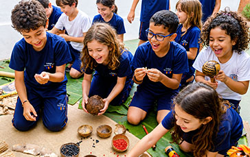 Alunos participam de atividade com sementes e elementos naturais