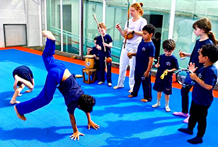 Alunos participam de aula de ginástica na quadra