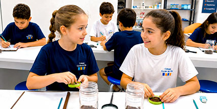 Alunos realizam experimento científico em sala