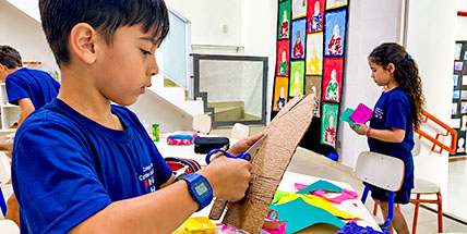 Aluno participa de atividade com painel educativo