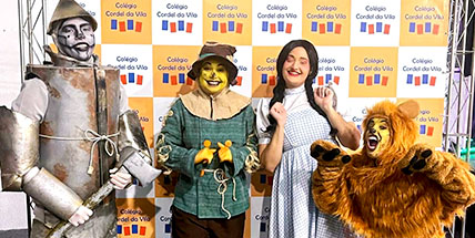 Equipe participa de apresentação temática do Mágico de Oz