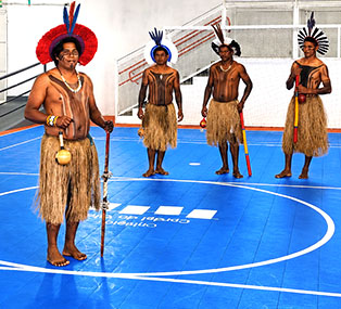 Apresentação cultural indígena no colégio
