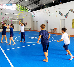Alunos praticam iniciação esportiva na quadra