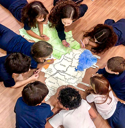 Alunos participam de atividade com mapa do Brasil
