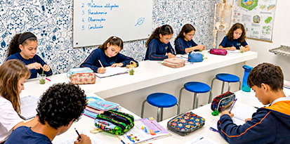 Alunos realizam atividade escrita em sala de aula