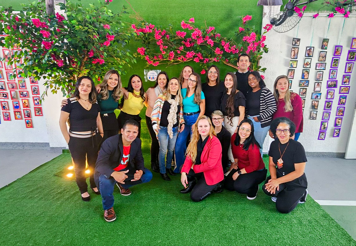 Equipe do Colégio Cordel da Vila em área verde