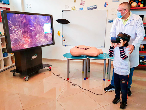 Aluno usa óculos de realidade virtual em vivência científica