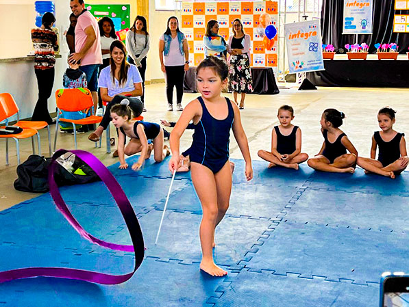 Aluna apresenta ginástica rítmica com fita