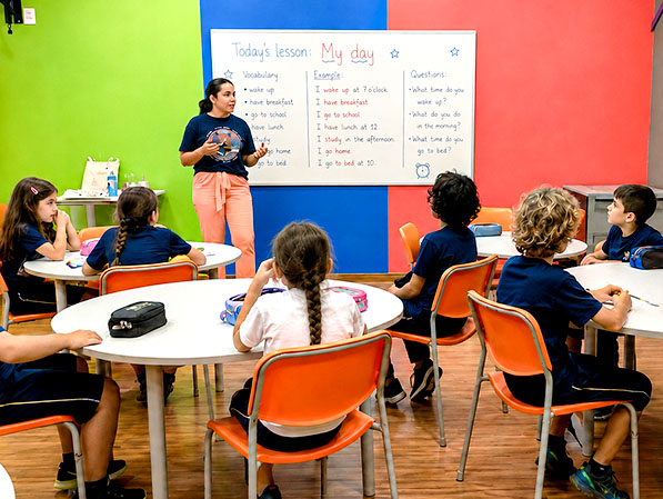 Alunos participam de aula de inglês
