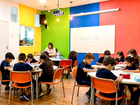 Turma em atividade de inglês na sala temática