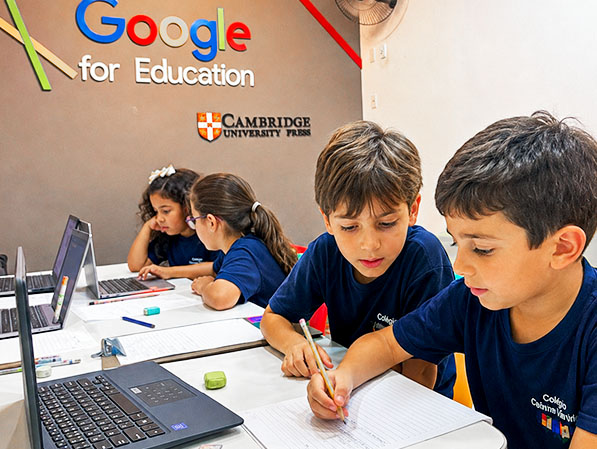 Alunos realizam atividade com laptops na Sala Google