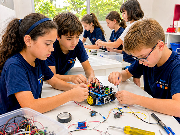 Alunos montam projeto de robótica em aula Steam Maker